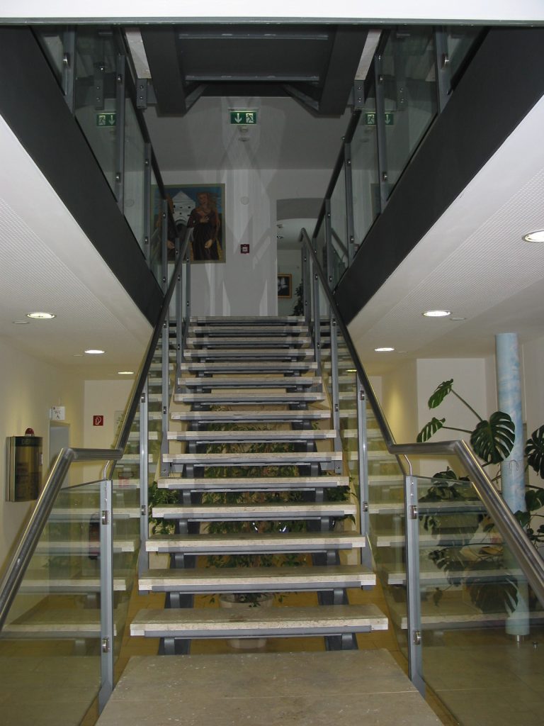 Treppe mit Geländer